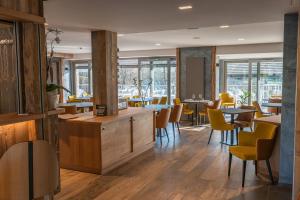 Hôtel Interlaken Lounge Bar & Spa tesisinde bir restoran veya yemek mekanı