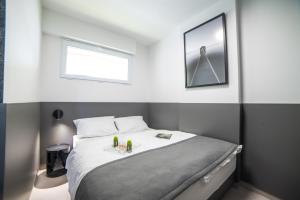 A bed or beds in a room at PR1MO Apartmanok