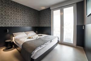 A bed or beds in a room at PR1MO Apartmanok