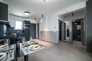 A kitchen or kitchenette at PR1MO Apartmanok
