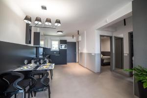 A kitchen or kitchenette at PR1MO Apartmanok