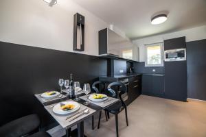 A kitchen or kitchenette at PR1MO Apartmanok