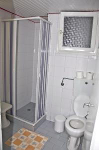 mała łazienka z toaletą i prysznicem w obiekcie Hotel Christina w mieście Skiatos