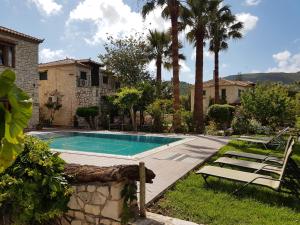 Bazén v ubytovaní Castello Bellos Villas alebo v jeho blízkosti