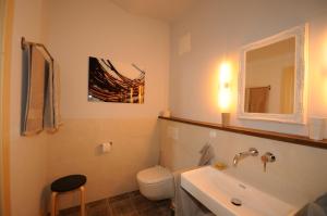 ein Badezimmer mit einem Waschbecken, einem WC und einem Spiegel in der Unterkunft Landhaus-furth8 in Furth