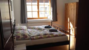 a bed in a room with a window and a bed sidx sidx sidx at Auszeit in Göstling an der Ybbs