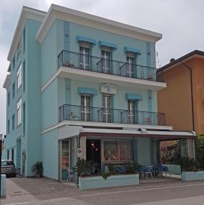 リミニにあるHotel Villa Ersilia Rimini B&Bの青い建物