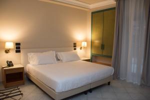 Postel nebo postele na pokoji v ubytování Hotel Commercio + 37 fotografií