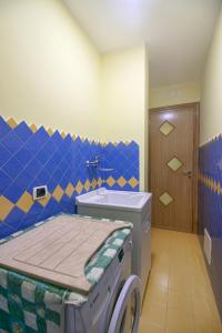 Habitación hospitalaria con cama y lavabo en La Luna di Cristina, en Ravello