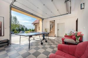 una habitación con mesa de ping pong en una casa en RYSIÓWKA pokoje gościnne, en Modlniczka