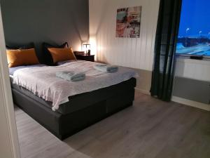 1 dormitorio con 1 cama grande y ventana en Lille Chili Eat and Sleep AS, en Jakobselv