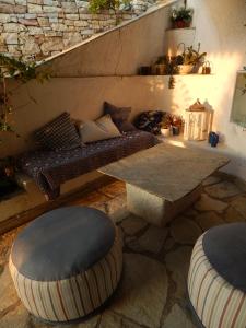 sala de estar con mesa y sofá en Palmina Mare Villa and Studios, en Paralia Vrachou