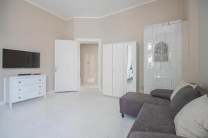 Televízia a/alebo spoločenská miestnosť v ubytovaní Riviera Residence Apartments