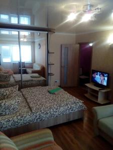 Habitación con 2 camas y TV. en Apartment on Pushkina 7, en Kobryn