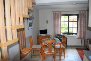 ein Esszimmer mit einem Tisch und Stühlen in der Unterkunft Ferienwohnungen Meyer in Bollewick