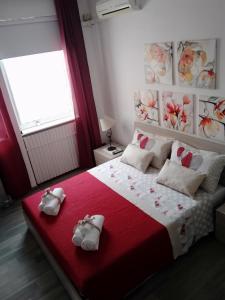een slaapkamer met een groot bed en handdoeken bij L'Angolo XXIV Maggio in Lecce