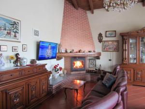 a living room with a couch and a fireplace at Villa Aurora in Quargnento