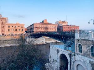 un ponte su un fiume in una città con edifici di A due passi dal ponte a Taranto