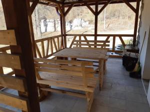 Rõdu või terrass majutusasutuses Apartmani Gmitrovic