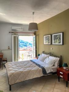 une chambre avec un lit et un balcon dans l'établissement Marthas Studios, à Parga