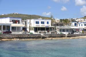 un groupe de maisons près de l'eau dans l'établissement Aegean View Studio #1, à Azolimnos