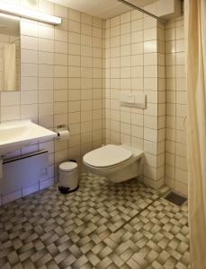 Ett badrum på Danhostel Frederikshavn City