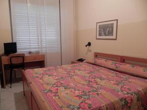 1 dormitorio con 1 cama y escritorio con ordenador en Albergo Sant'Anna, en Solbiate Olona