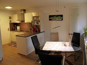 a kitchen and dining room with a table in a kitchen at Zuhause auf Zeit in Werther