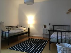 twee bedden in een kamer met een lamp en een tapijt bij Wohlfühlambiente in Dorsten in Dorsten