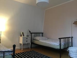 - une chambre avec 2 lits jumeaux et une table de chevet dans l'établissement Wohlfühlambiente in Dorsten, à Dorsten