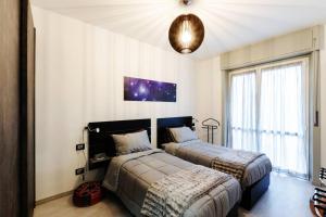 Un pat sau paturi într-o cameră la Appartamento moderno San Siro