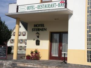 un hotel con un cartel en la parte superior de un edificio en Hotel Sternen en Lenzkirch