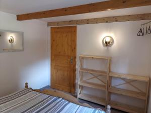 a bedroom with a bed and a wooden door at Doppelhaushälfte Nordwind vom Naturhof Usedom in Bannemin