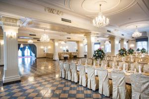 sala bankietowa z długim stołem i krzesłami w pokoju w obiekcie Dwór Czarneckiego w mieście Białystok +37 zdjęć