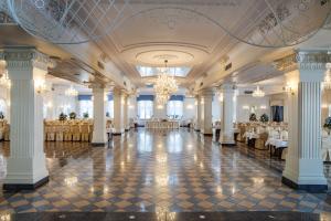 sala bankietowa ze stołami i krzesłami oraz żyrandolem w obiekcie Dwór Czarneckiego w mieście Białystok