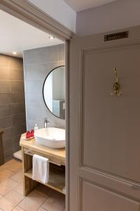 a bathroom with a sink and a mirror at Domaine Utah Beach - Le Grand Hard in Sainte-Marie-du-Mont