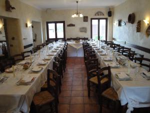 A restaurant or other place to eat at Agriturismo La Valle Di Ceri
