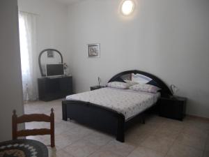 アルゲーロにあるGuest House Efisioのベッドルーム1室(ベッド1台、鏡、椅子付)