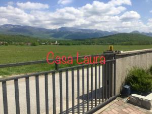 une clôture avec un panneau indiquant caja laiane dans l'établissement Casa Laura, à Rijeka