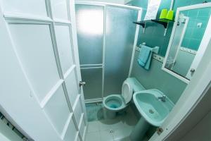 a bathroom with a toilet and a shower and a sink at Posada Nativa Atardecer Isleño in San Andrés