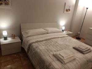 1 dormitorio con 1 cama con 2 toallas en L'airone apartment, en Casale Monferrato
