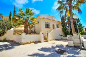 コンブレ・デル・ソルにあるFina - two story holiday home villa in Benitachellのヤシの木が目の前に広がる家