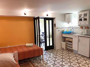 a room with a kitchen and a bed in a room at Apartment Nada in Veli Lošinj