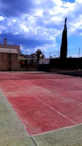 プエルト・デ・マサロンにあるCasa Playa Mazarrónの赤いテニスコート
