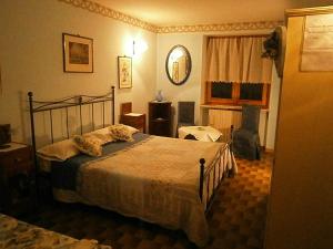 una camera con un grande letto di B&B Carmen Biondani a Pescantina
