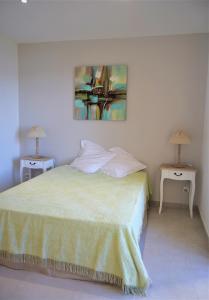 Casaglioneにあるle relais de tiucciaのベッドルーム1室(ベッド1台、ランプ付きテーブル2台付)