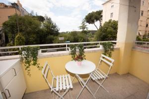 balkon ze stołem i krzesłami w obiekcie Appartamento Luminoso con vista su Villa Ada w Rzymie