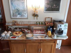 eine Küche mit einer Theke mit Lebensmitteln darauf in der Unterkunft Pension Haus Thies in Cochem