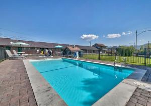 布里奇波特的住宿－沃克河洛奇酒店，庭院里的一个蓝色海水游泳池