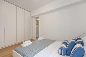 - une chambre blanche avec un lit et des oreillers bleus dans l'établissement Apartments Olaf, à Dubrovnik 37 autres photos